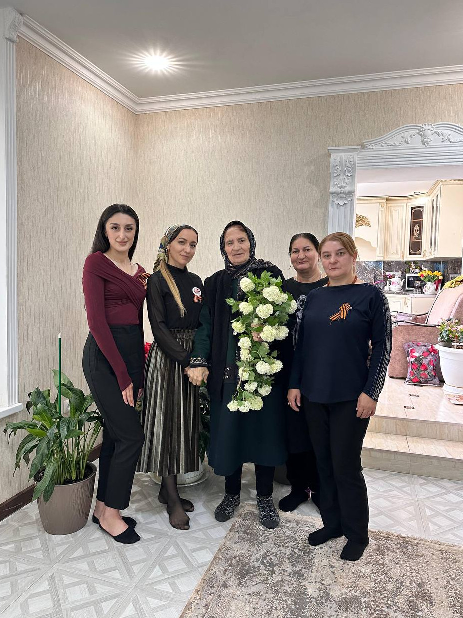 В канун празднования дня победы специалисты Управления социальной защиты «Ахтынского района» посетили семьи ветеранов